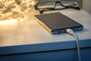 smartphone carregant